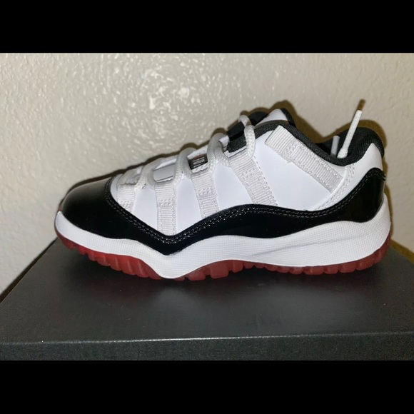 air jordan 11 retro low concord red main image 5